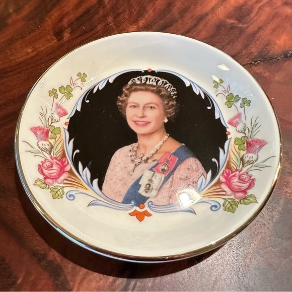 Queen Elizabeth II Silver Jubilee Trinket Dish Bone China Staffordshire England - Picture 2 of 10